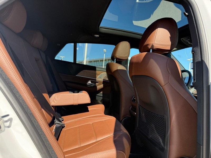 Mercedes-Benz GLE Vehicle Full-screen Gallery Image 8