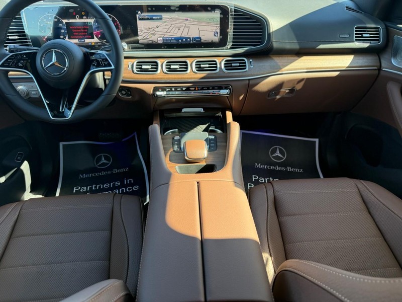 Mercedes-Benz GLE Vehicle Full-screen Gallery Image 9