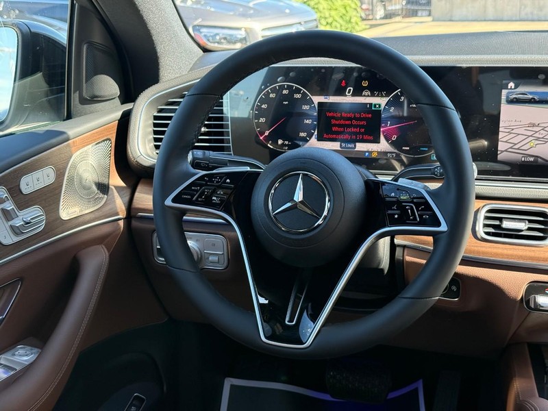 Mercedes-Benz GLE Vehicle Full-screen Gallery Image 10
