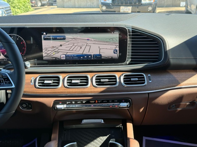 Mercedes-Benz GLE Vehicle Full-screen Gallery Image 11