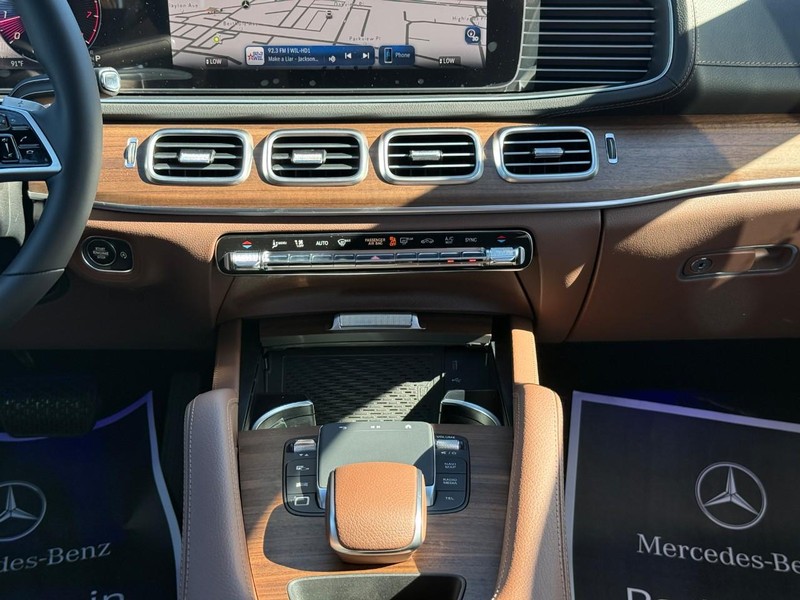 Mercedes-Benz GLE Vehicle Full-screen Gallery Image 12