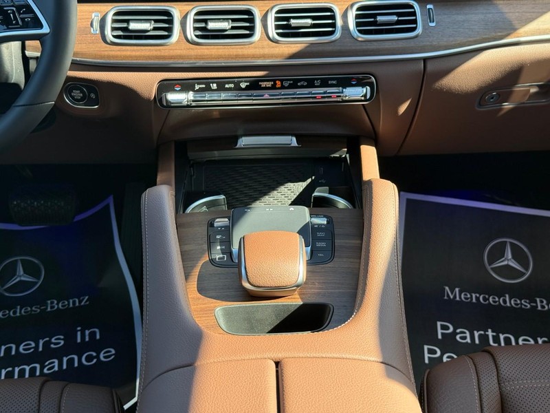 Mercedes-Benz GLE Vehicle Full-screen Gallery Image 13