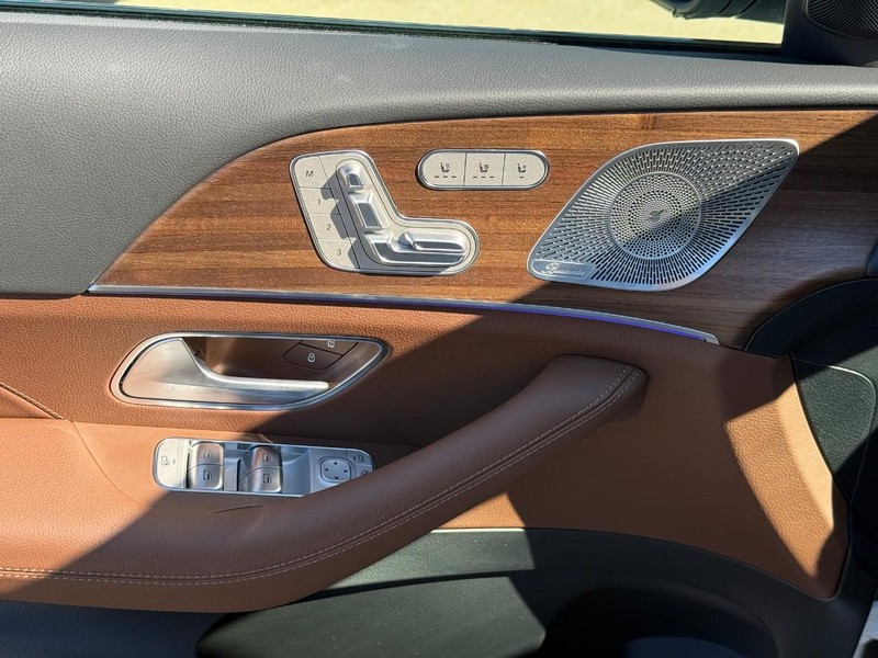 Mercedes-Benz GLE Vehicle Full-screen Gallery Image 14