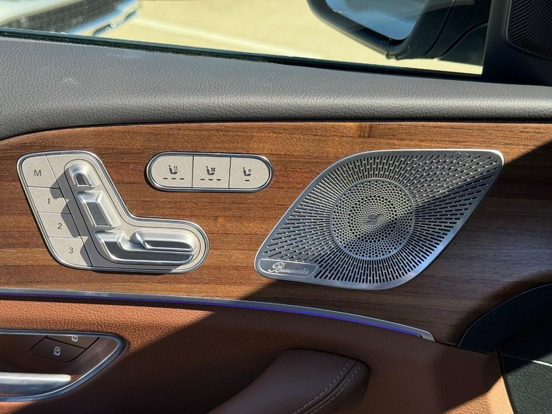 Mercedes-Benz GLE Vehicle Full-screen Gallery Image 15