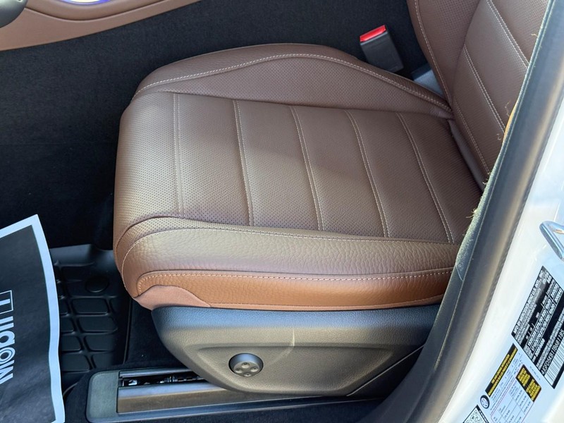 Mercedes-Benz GLE Vehicle Full-screen Gallery Image 16