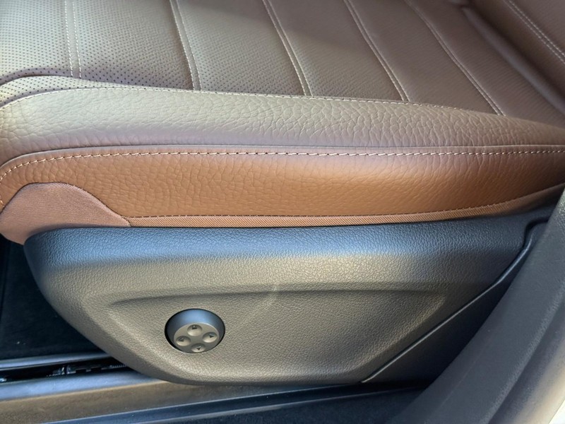 Mercedes-Benz GLE Vehicle Full-screen Gallery Image 17