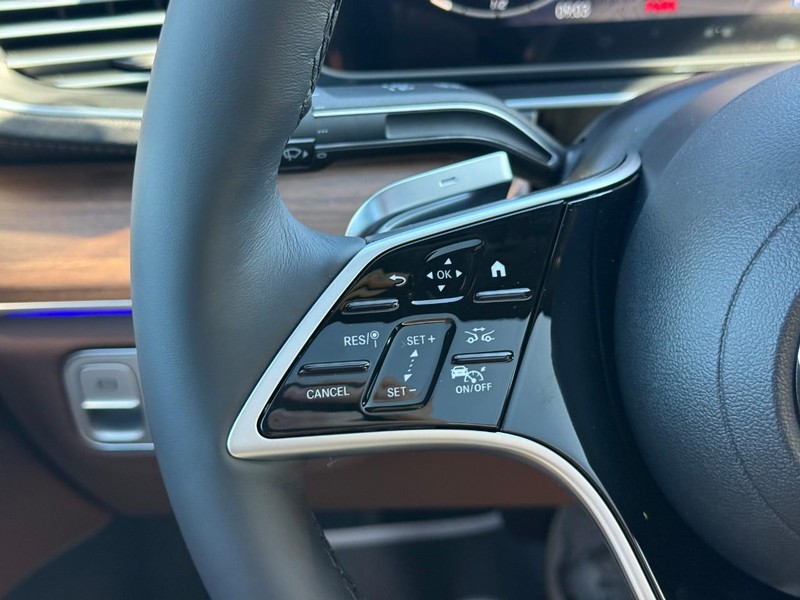 Mercedes-Benz GLE Vehicle Full-screen Gallery Image 18