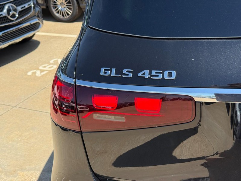 Mercedes-Benz GLS Vehicle Full-screen Gallery Image 4