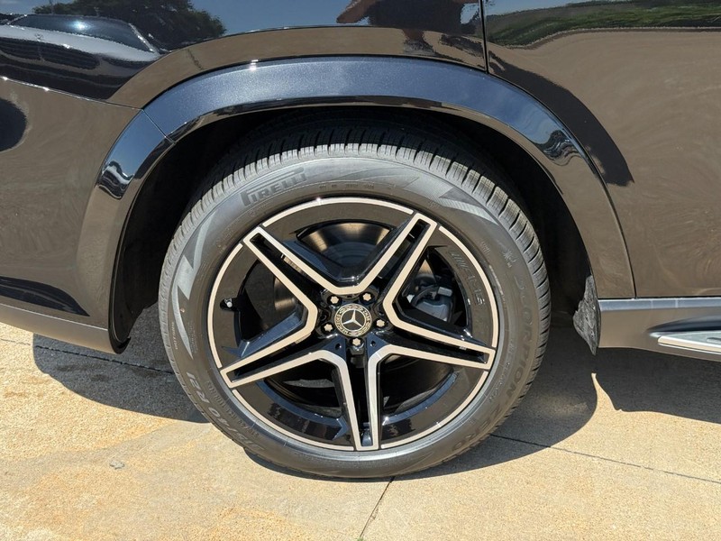 Mercedes-Benz GLS Vehicle Full-screen Gallery Image 6