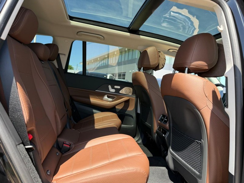 Mercedes-Benz GLS Vehicle Full-screen Gallery Image 8