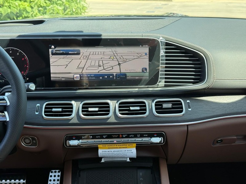 Mercedes-Benz GLS Vehicle Full-screen Gallery Image 11