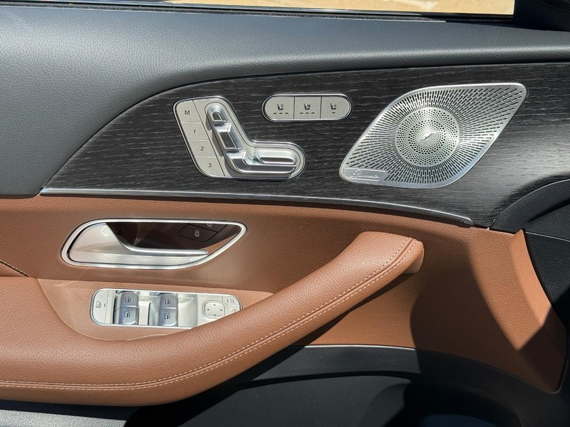 Mercedes-Benz GLS Vehicle Full-screen Gallery Image 13