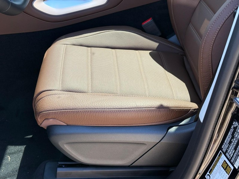 Mercedes-Benz GLS Vehicle Full-screen Gallery Image 15