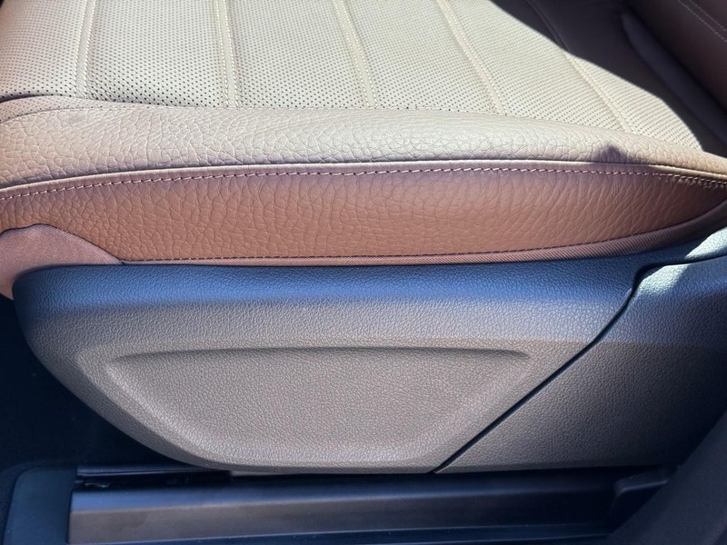 Mercedes-Benz GLS Vehicle Full-screen Gallery Image 16