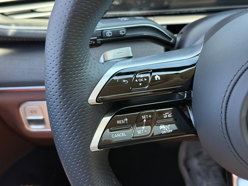 Mercedes-Benz GLS Vehicle Full-screen Gallery Image 17