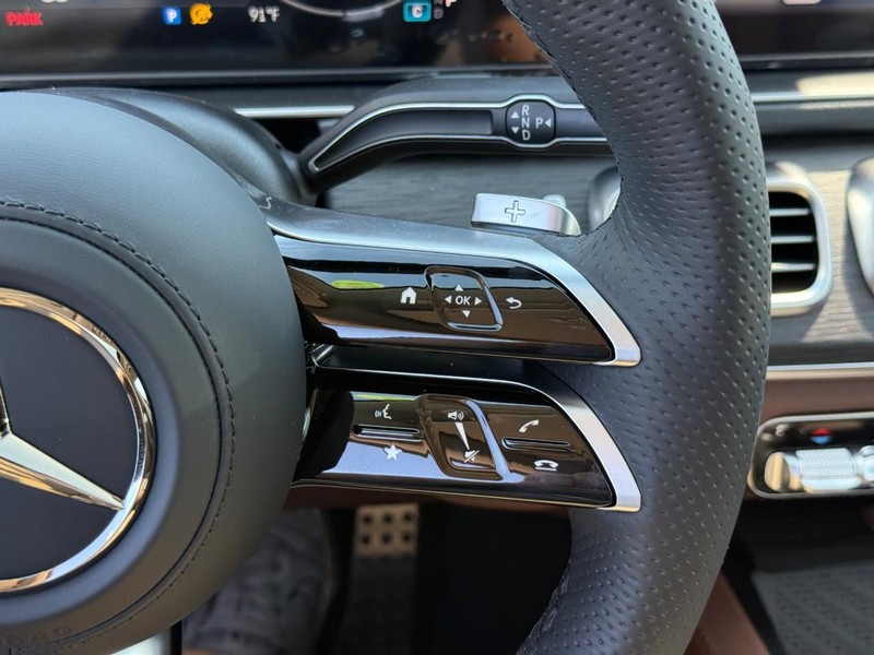 Mercedes-Benz GLS Vehicle Full-screen Gallery Image 18