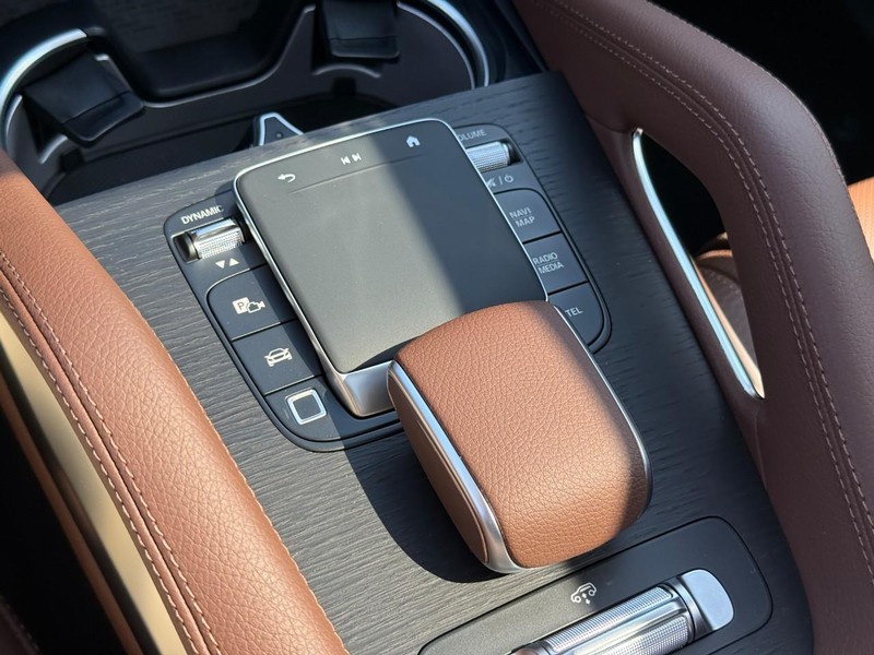 Mercedes-Benz GLS Vehicle Full-screen Gallery Image 19