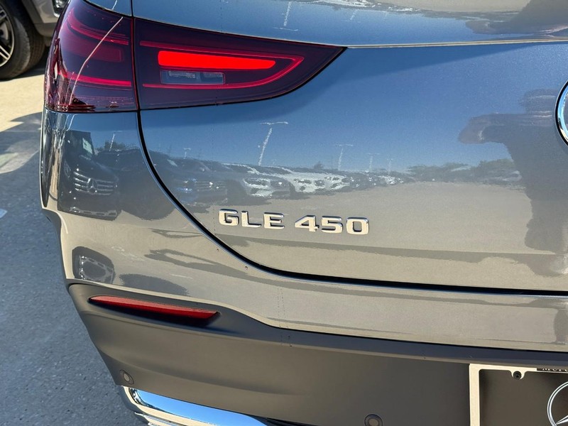 Mercedes-Benz GLE Vehicle Full-screen Gallery Image 4