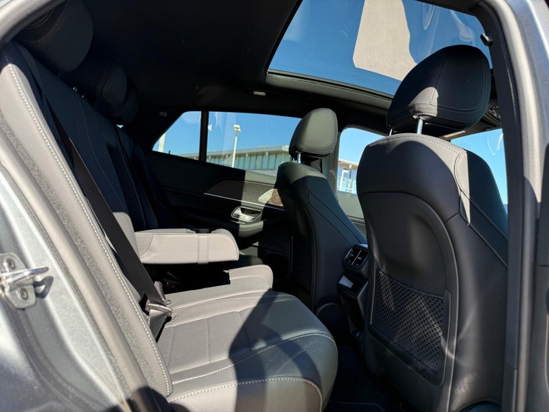 Mercedes-Benz GLE Vehicle Full-screen Gallery Image 7