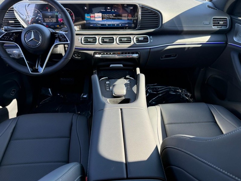 Mercedes-Benz GLE Vehicle Full-screen Gallery Image 8