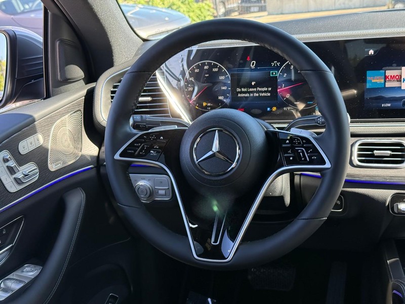 Mercedes-Benz GLE Vehicle Full-screen Gallery Image 9