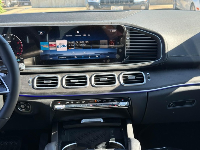Mercedes-Benz GLE Vehicle Full-screen Gallery Image 10