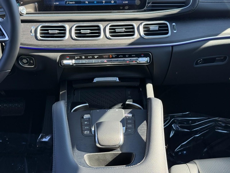 Mercedes-Benz GLE Vehicle Full-screen Gallery Image 11