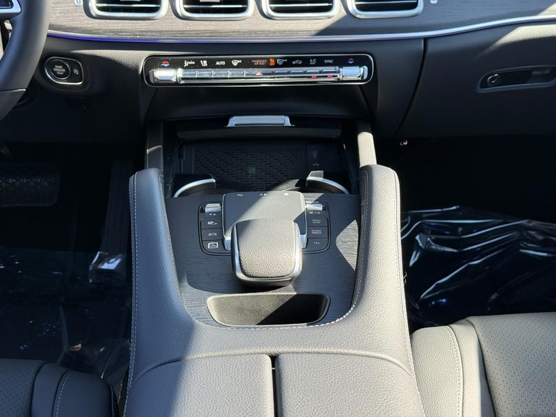 Mercedes-Benz GLE Vehicle Full-screen Gallery Image 12