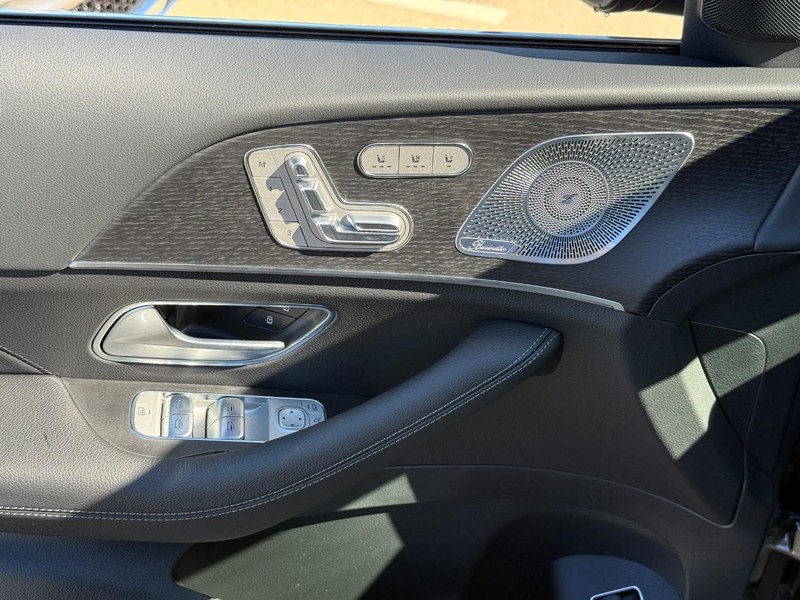 Mercedes-Benz GLE Vehicle Full-screen Gallery Image 13
