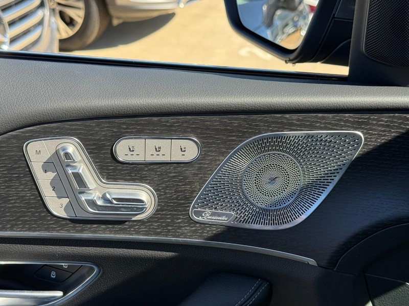 Mercedes-Benz GLE Vehicle Full-screen Gallery Image 14
