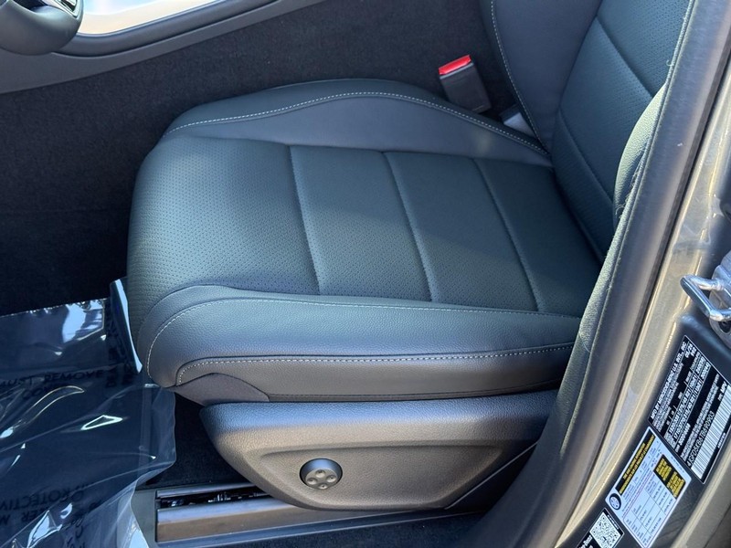 Mercedes-Benz GLE Vehicle Full-screen Gallery Image 15