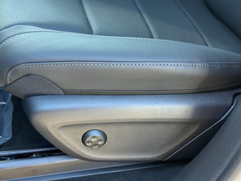 Mercedes-Benz GLE Vehicle Full-screen Gallery Image 16