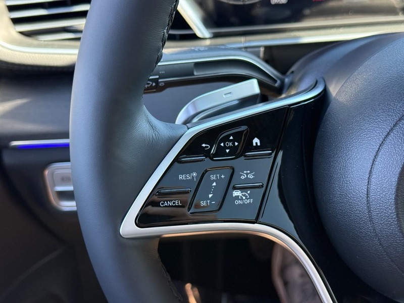 Mercedes-Benz GLE Vehicle Full-screen Gallery Image 17