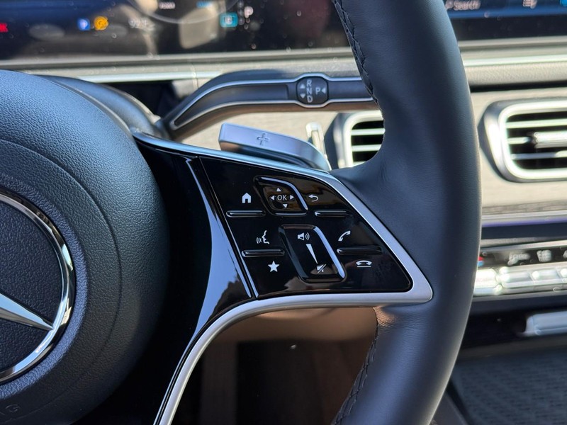 Mercedes-Benz GLE Vehicle Full-screen Gallery Image 18