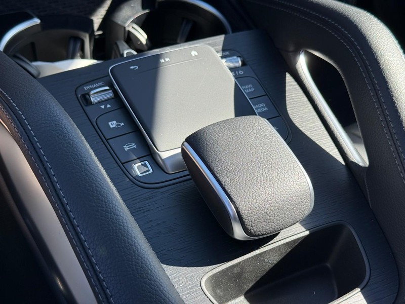 Mercedes-Benz GLE Vehicle Full-screen Gallery Image 19