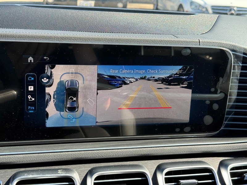 Mercedes-Benz GLE Vehicle Full-screen Gallery Image 20