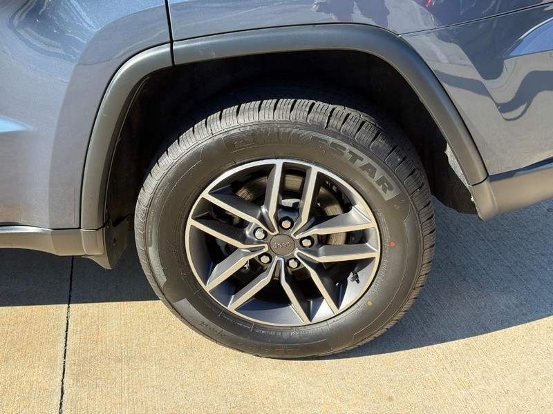 Jeep Grand Cherokee Vehicle Full-screen Gallery Image 8