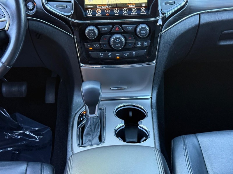 Jeep Grand Cherokee Vehicle Full-screen Gallery Image 15