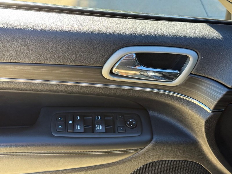 Jeep Grand Cherokee Vehicle Full-screen Gallery Image 16