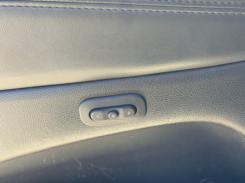 Jeep Grand Cherokee Vehicle Full-screen Gallery Image 17