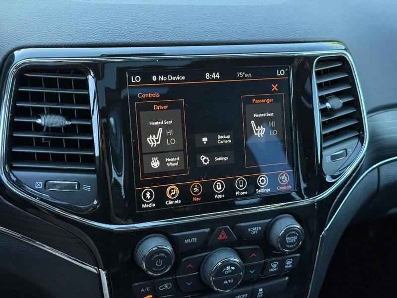 Jeep Grand Cherokee Vehicle Full-screen Gallery Image 24