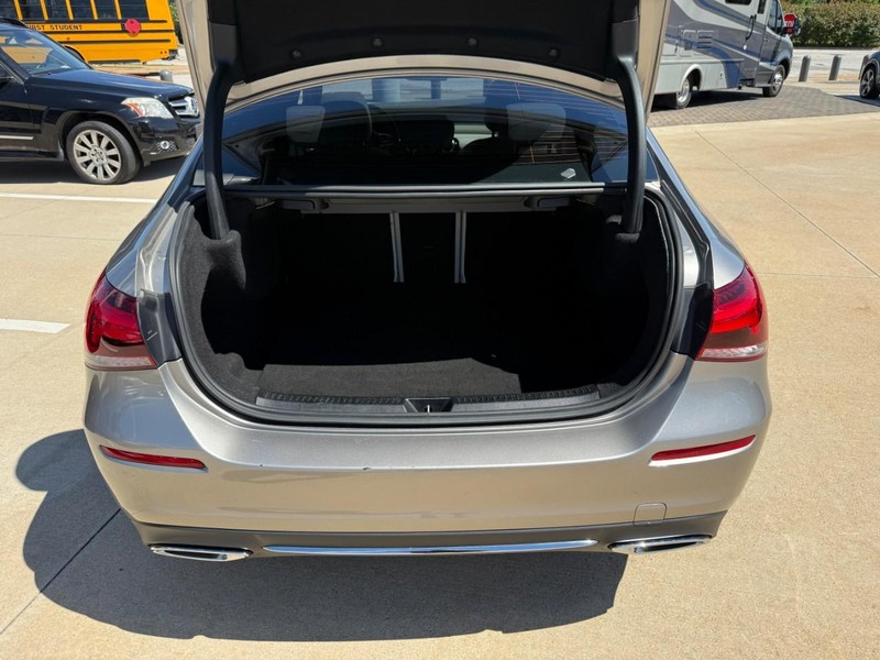 Mercedes-Benz A-Class Vehicle Full-screen Gallery Image 08