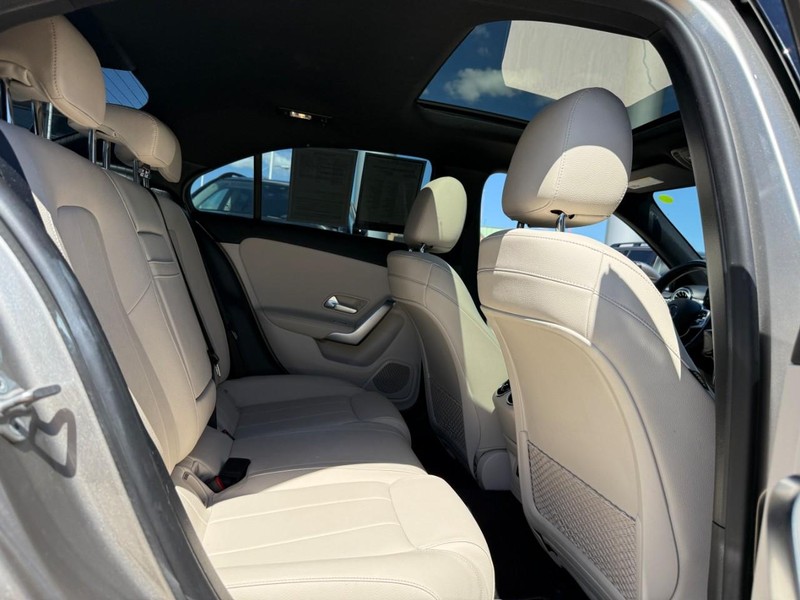 Mercedes-Benz A-Class Vehicle Full-screen Gallery Image 11