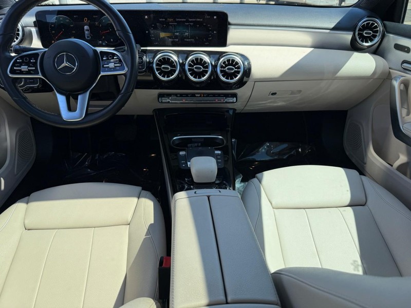 Mercedes-Benz A-Class Vehicle Full-screen Gallery Image 12