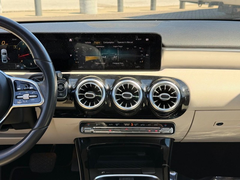 Mercedes-Benz A-Class Vehicle Full-screen Gallery Image 14