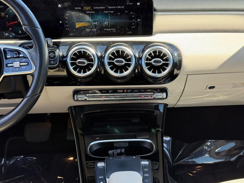 Mercedes-Benz A-Class Vehicle Full-screen Gallery Image 15