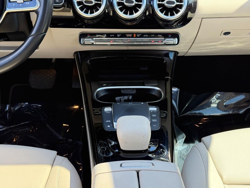Mercedes-Benz A-Class Vehicle Full-screen Gallery Image 16