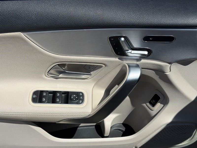 Mercedes-Benz A-Class Vehicle Full-screen Gallery Image 17