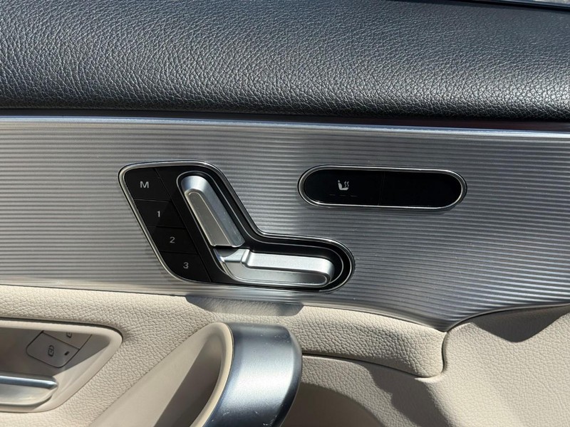 Mercedes-Benz A-Class Vehicle Full-screen Gallery Image 18