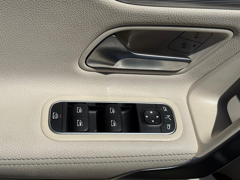 Mercedes-Benz A-Class Vehicle Full-screen Gallery Image 19
